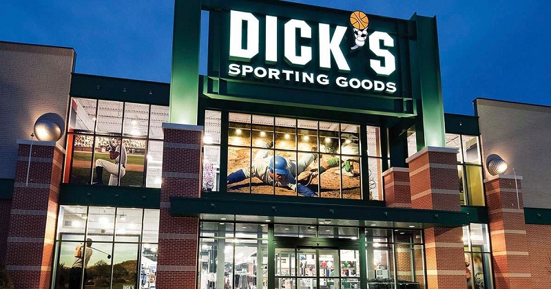 A store front of Dick's Sporting Goods