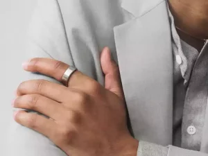 Businessman wearing ŌURA ring