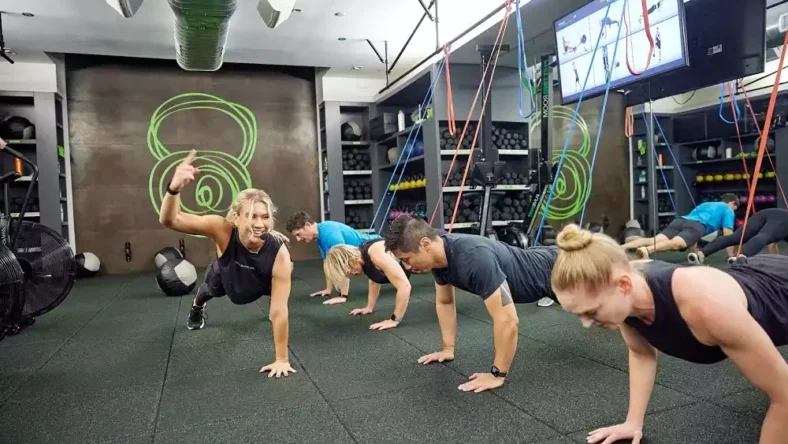 Trainer coaching at a Fhitting Room