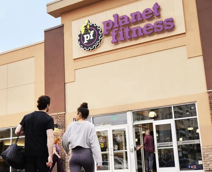 two people about to head into a Planet Fitness