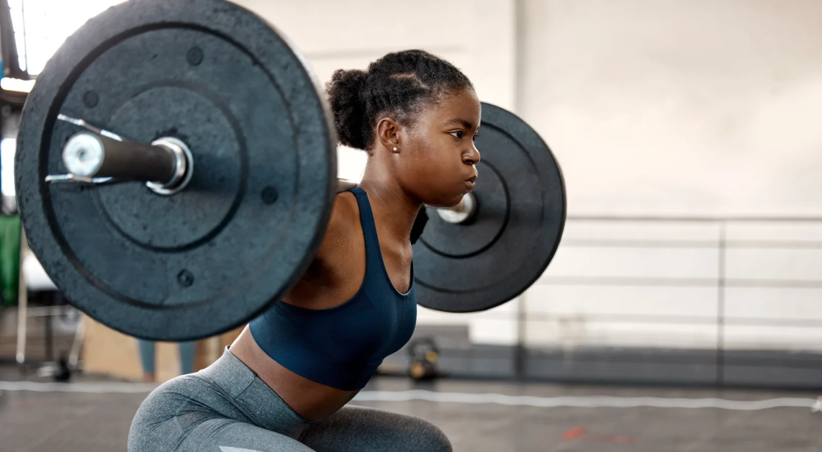 Black woman lifting a barbell