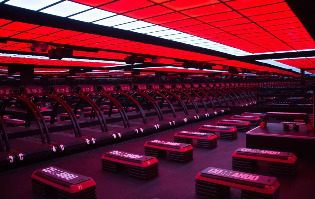 Commando fitness studio in Mexico featuring treadmills, step boxes