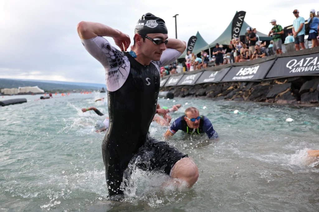 mężczyzna rywalizuje w triathlonie Ironman