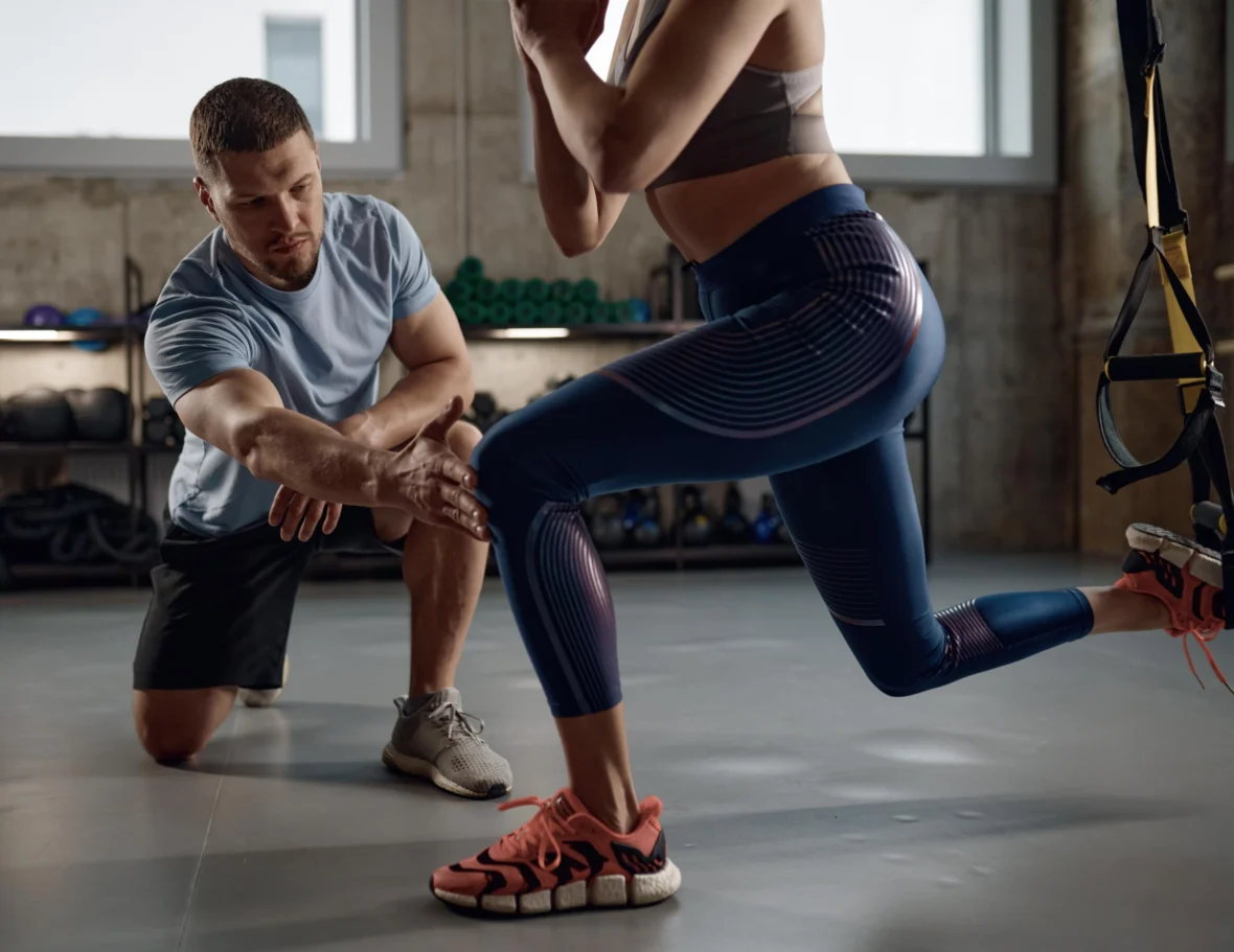 an image of a personal trainer with a client / AFPA