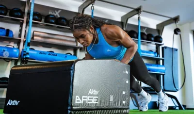 Black woman working out on Aktiv BASE