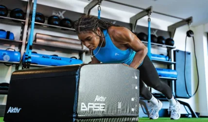Black woman working out on Aktiv BASE