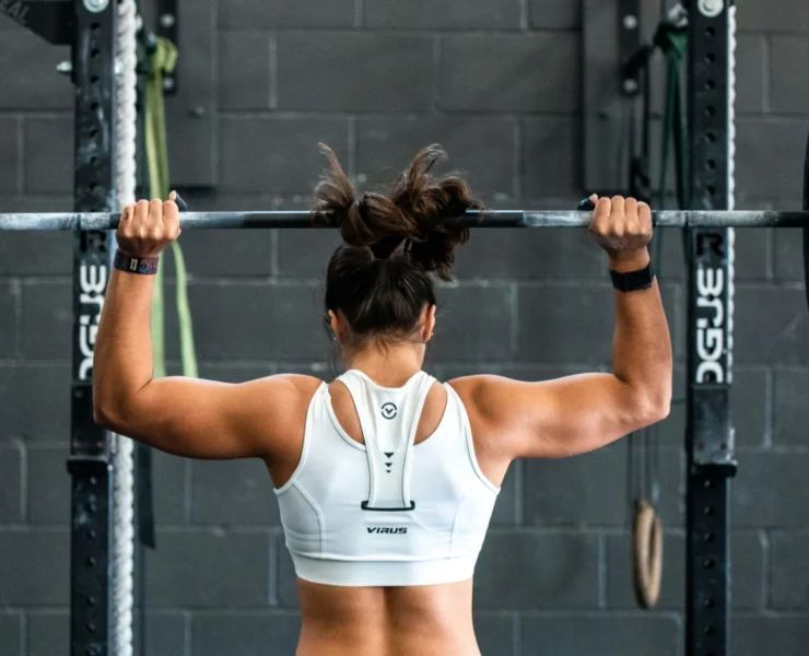 woman lifting a barbell