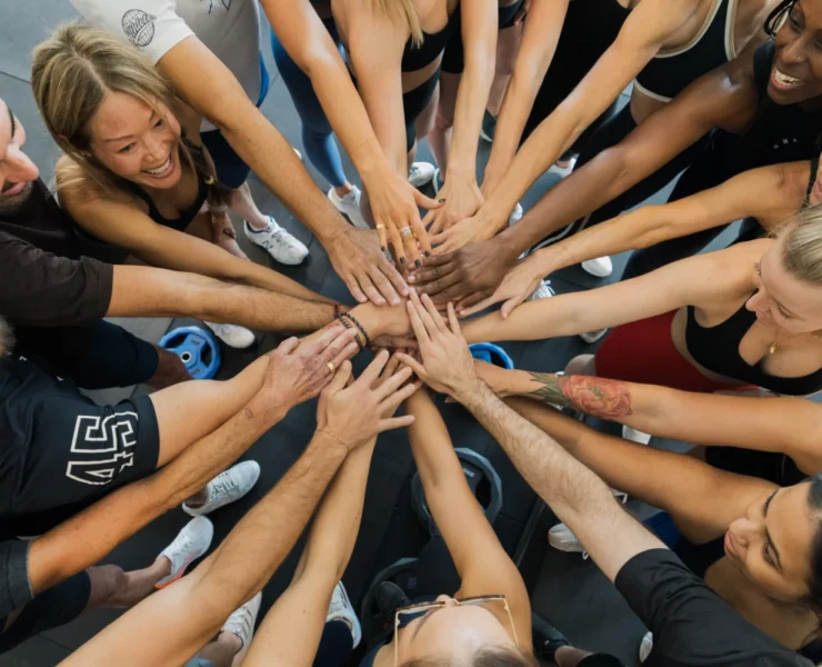 A group of F45 people together.