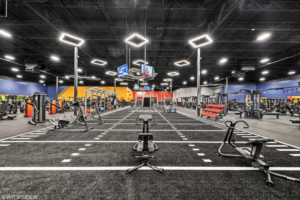 turf area inside of a Crunch Fitness gym