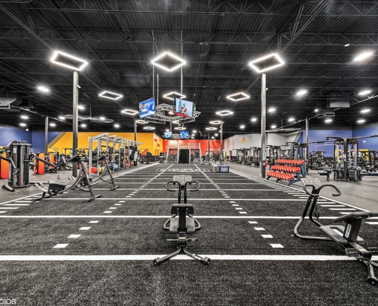 turf area inside of a Crunch Fitness gym