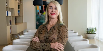 a smiling headshot of Suzelle Snowden.