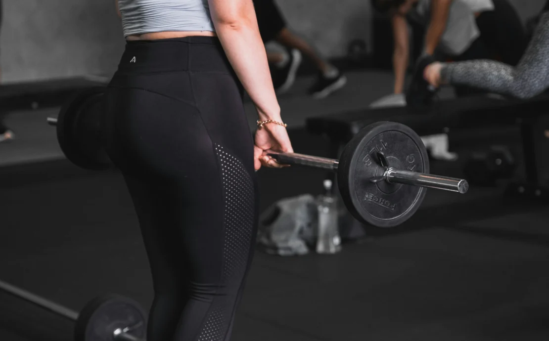 Young woman lifting at the gym.