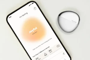 NUNA Pendant in Silver and Emotion Dashboard on the NUNA App