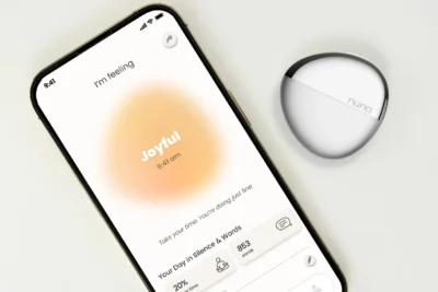 NUNA Pendant in Silver and Emotion Dashboard on the NUNA App
