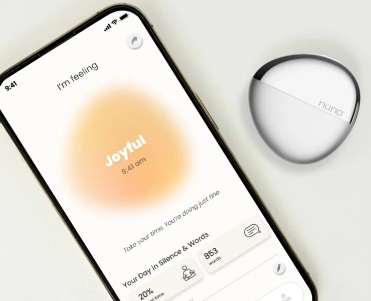 NUNA Pendant in Silver and Emotion Dashboard on the NUNA App