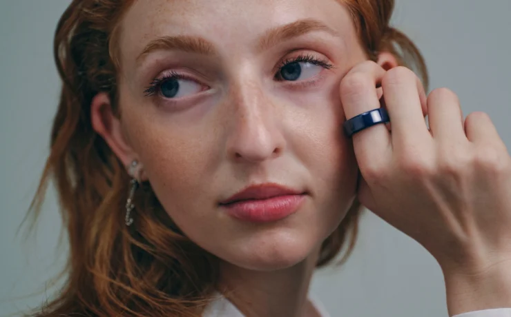 woman wears a ceramic Oura Ring 4