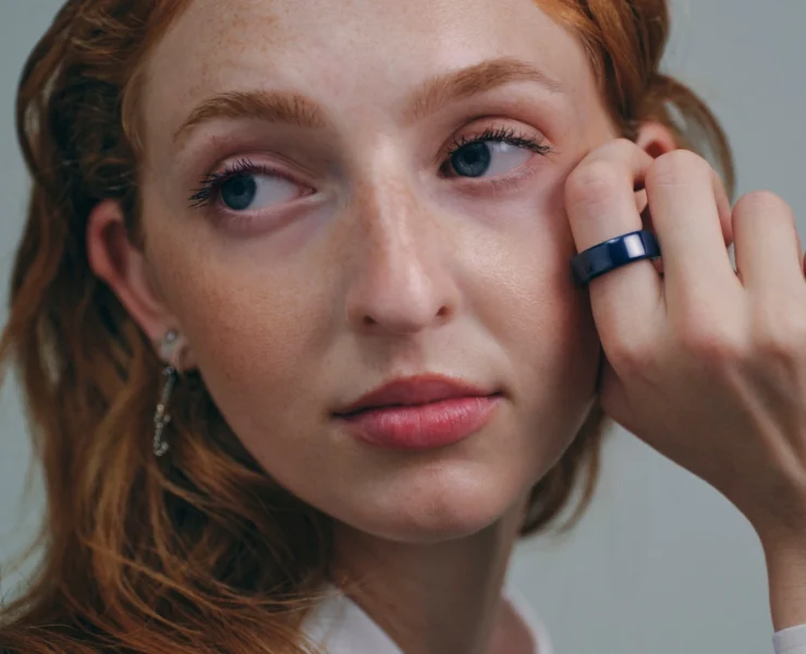 woman wears a ceramic Oura Ring 4