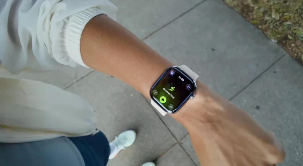 woman glances at her Apple Watch while working out