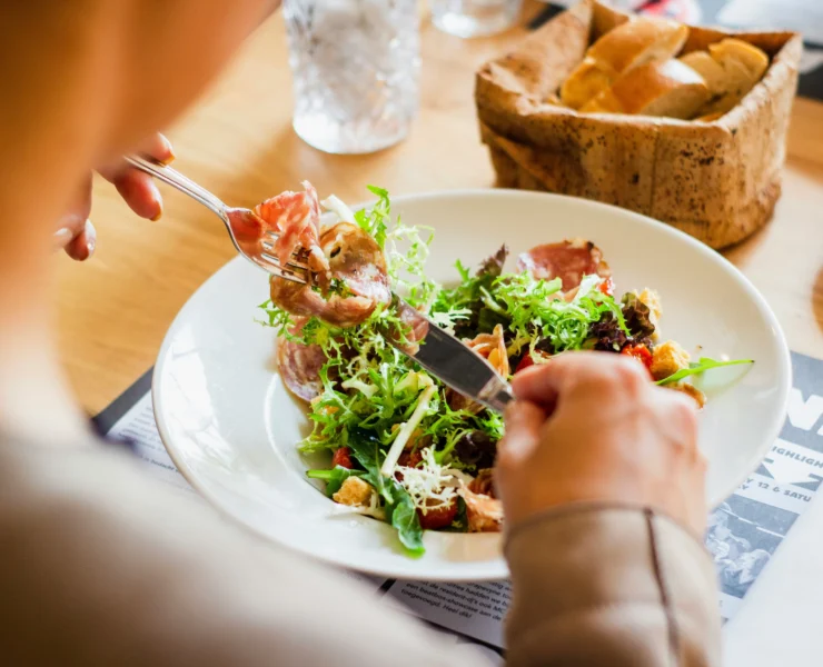 woman eats a sald