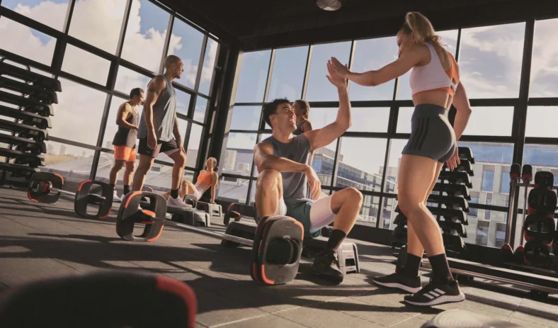 ljudi daju pet jedni drugima nakon vježbanja