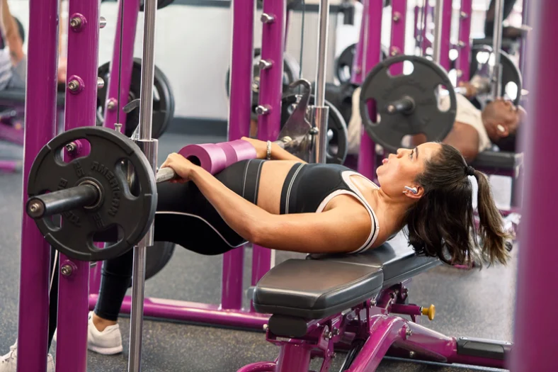 woman does a hip thrust at Planet Fitness