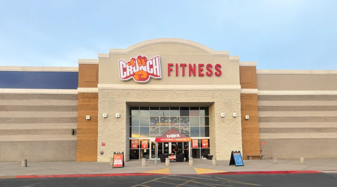 exterior of Crunch Fitness Arcadia