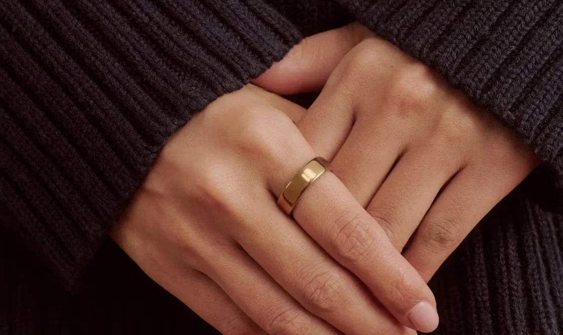 woman wears an Oura ring